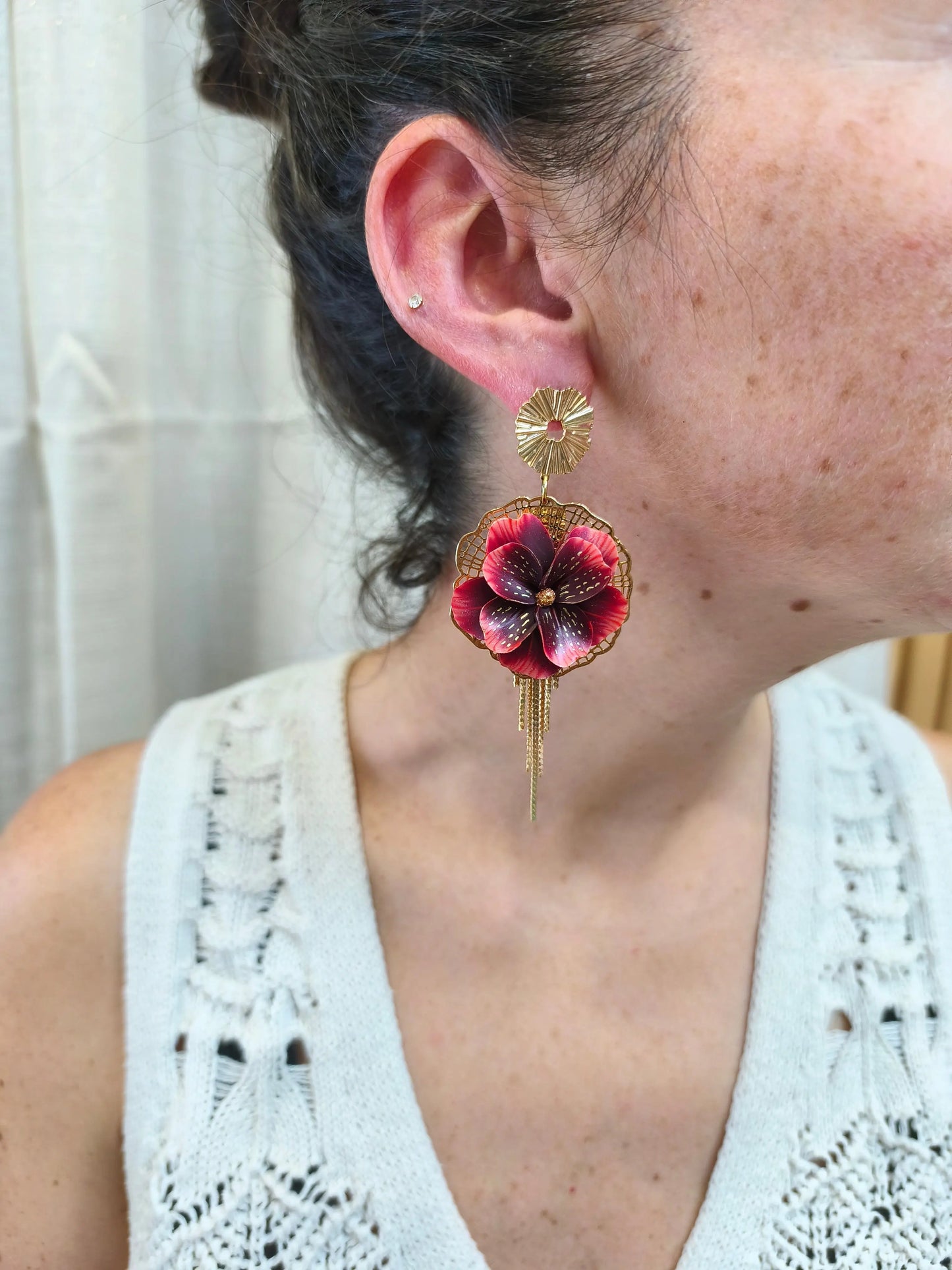 4- boucles d'oreilles fleur pendante dorée Pistil Art