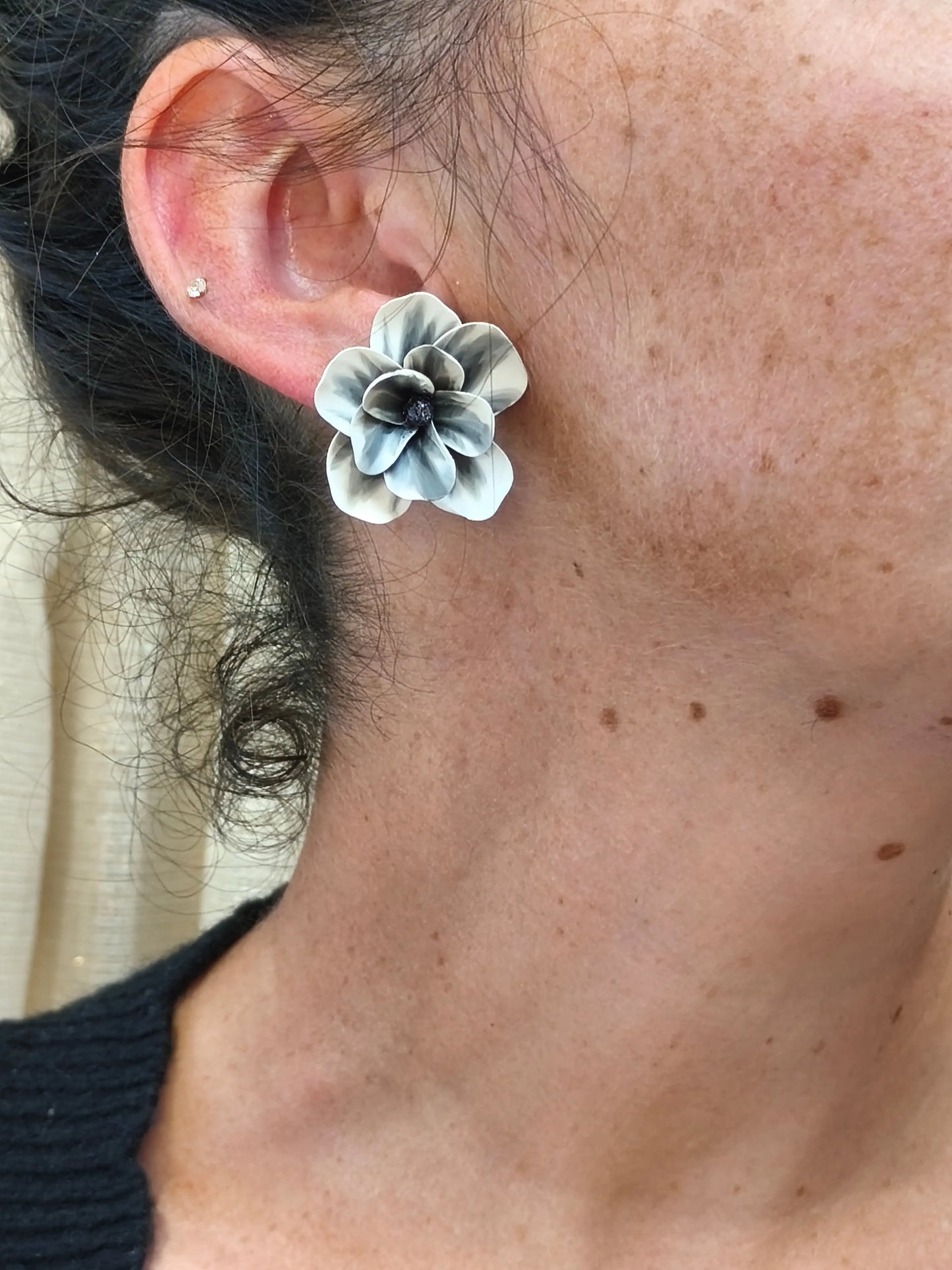 29- puce noire et blanche Pistil Art