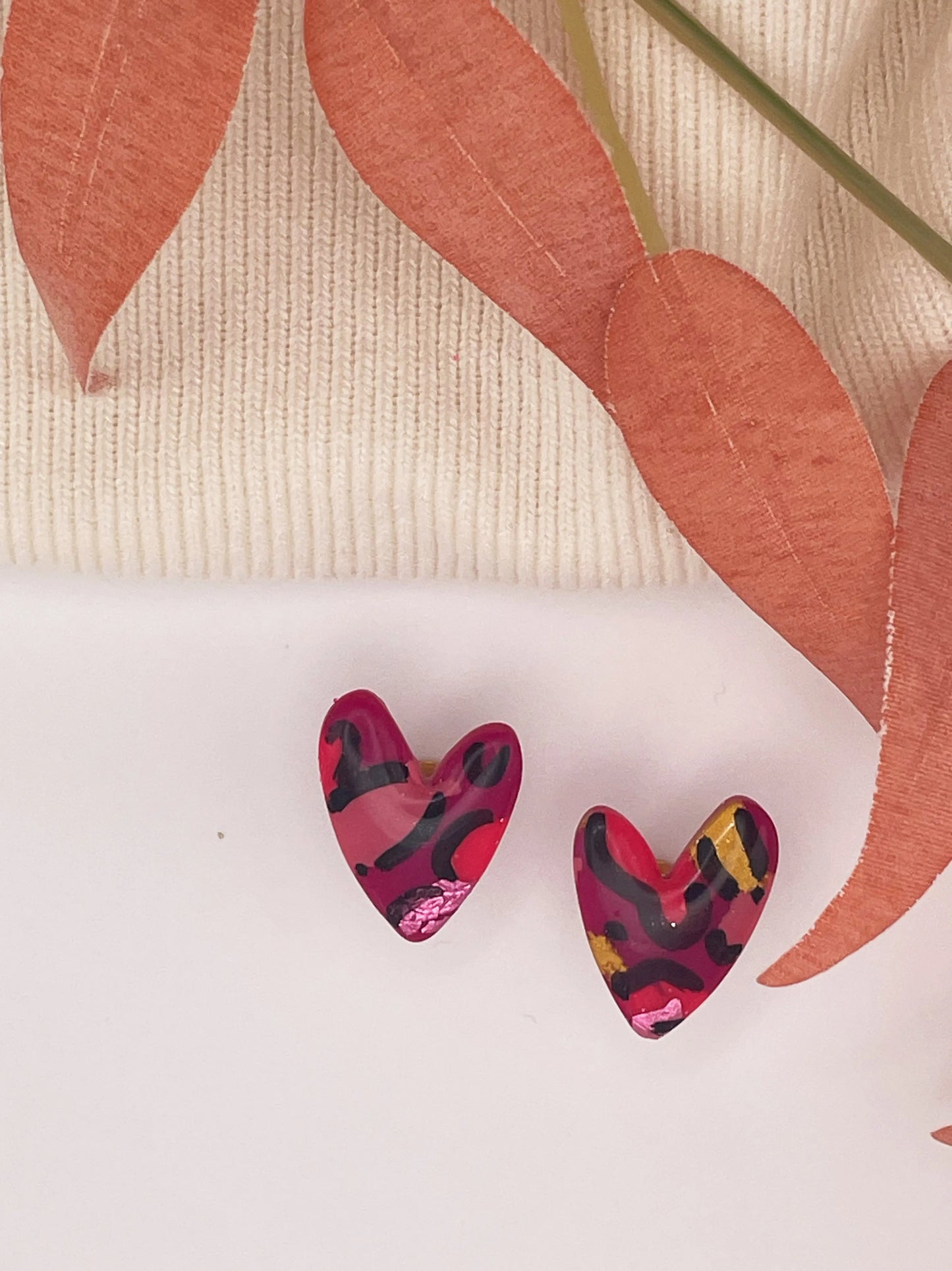 Puces Désir Enflammé – L’éclat du cœur dans une touche féline Pistil Art