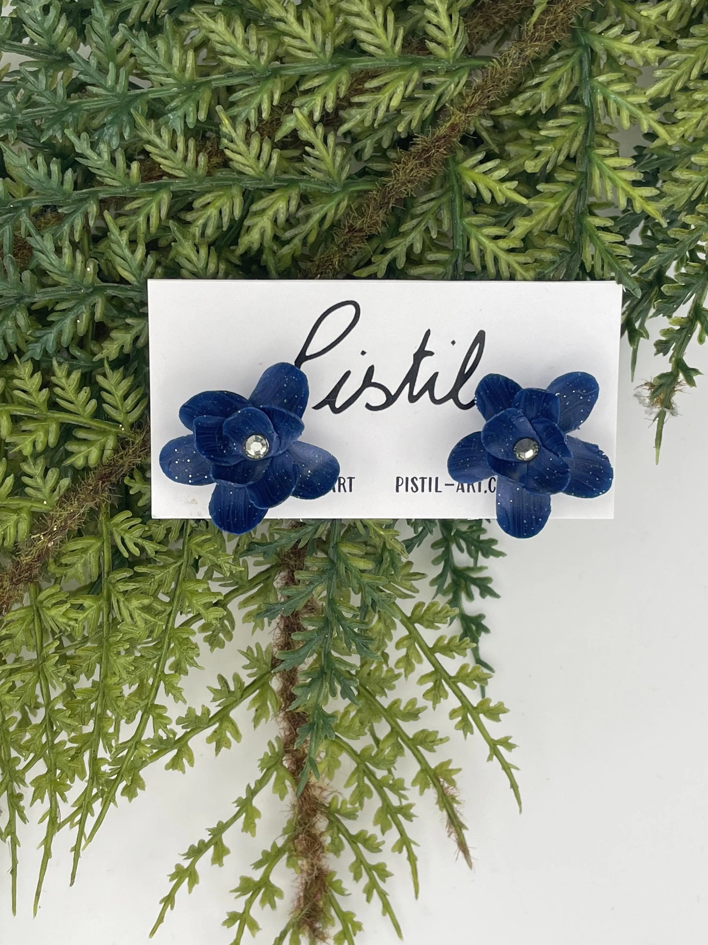 Boucles d’oreilles fleur – Bleu pailleté ; cœur strass argenté Pistil Art