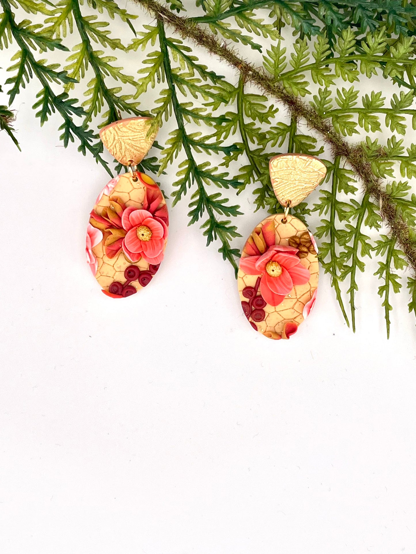 Mini-jardin d’oreilles – Boucles florales sculptées tons rose, doré, prune