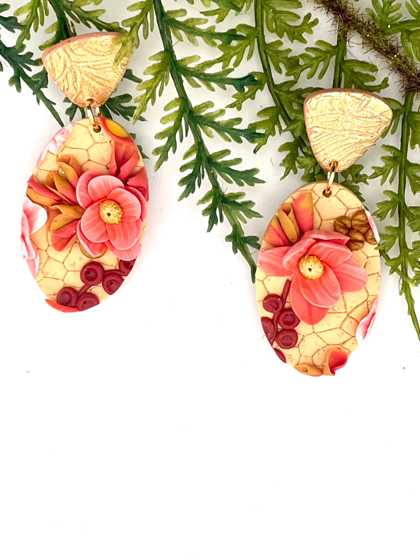 Mini-jardin d’oreilles – Boucles florales sculptées tons rose, doré, prune Pistil Art