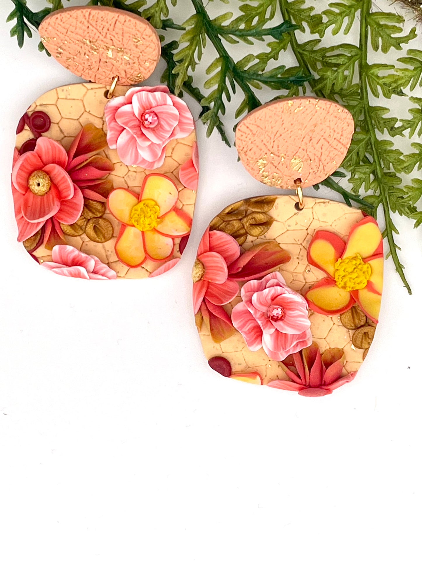 Mini-jardin d’oreilles – Boucles florales sculptées tons rose, doré