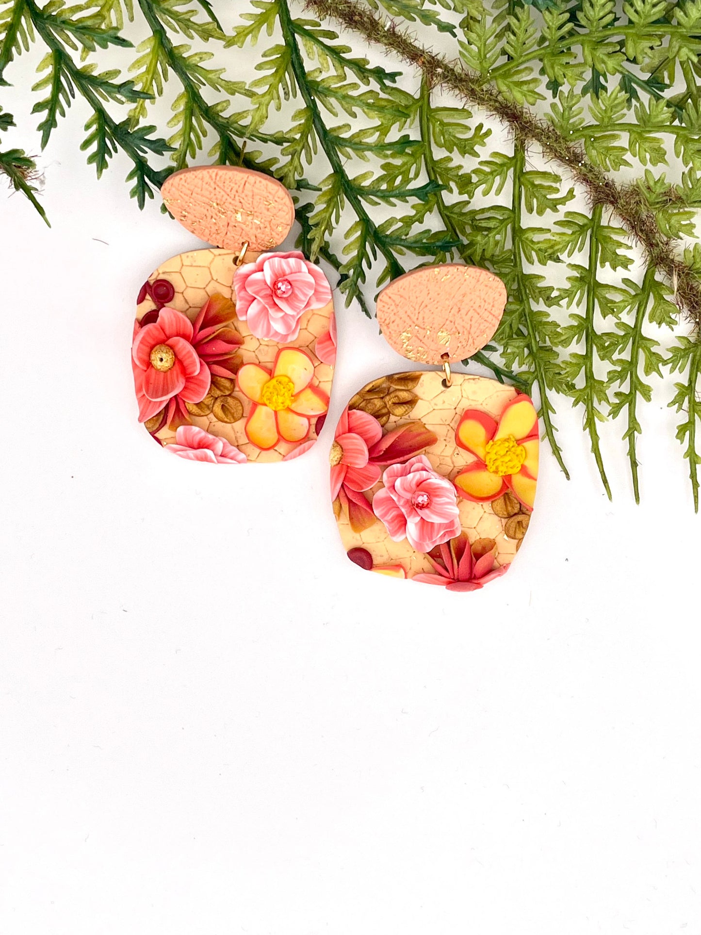 Mini-jardin d’oreilles – Boucles florales sculptées tons rose, doré