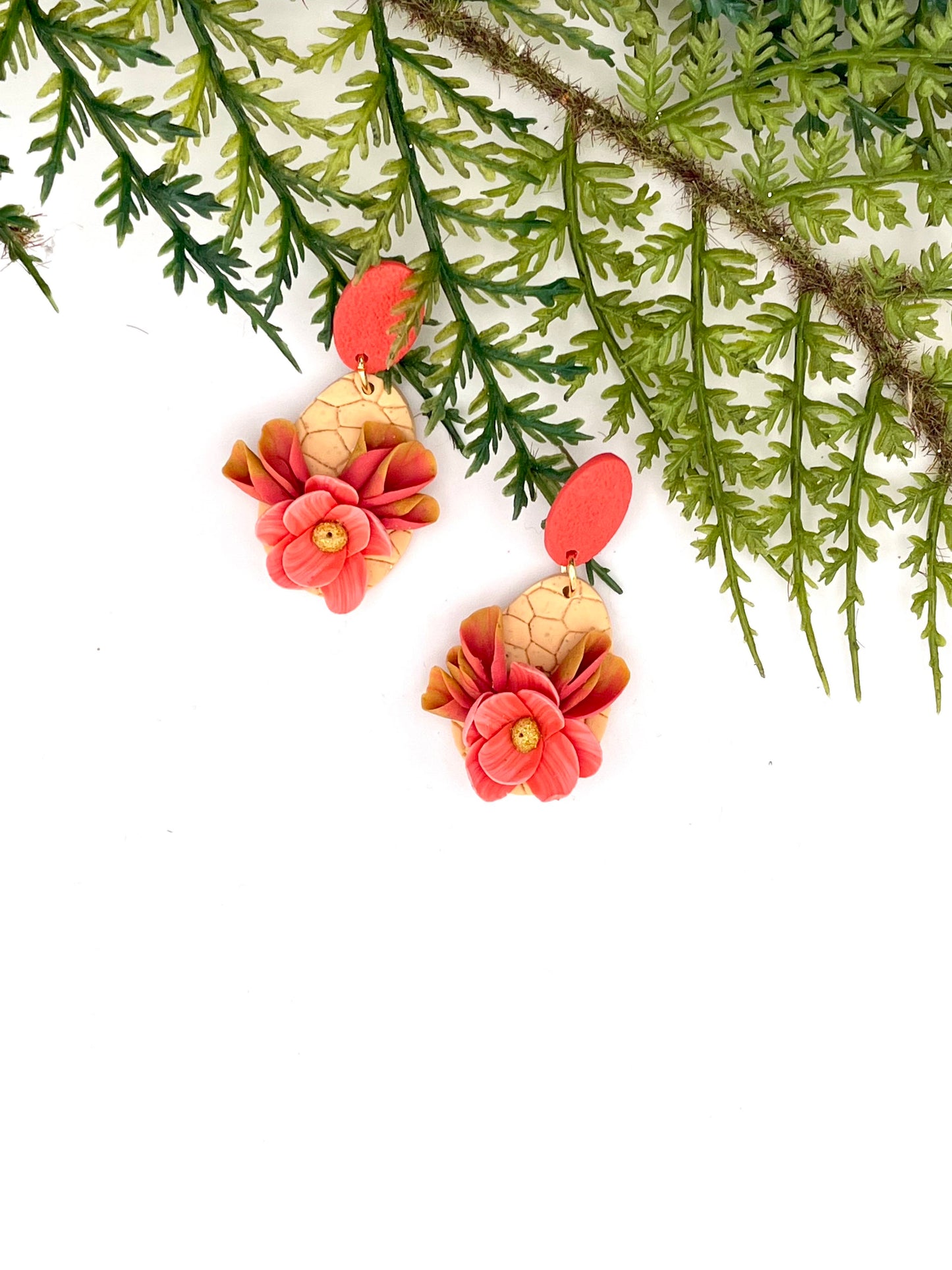 Mini-jardin d’oreilles – Boucles florales sculptées tons rose, doré, corail
