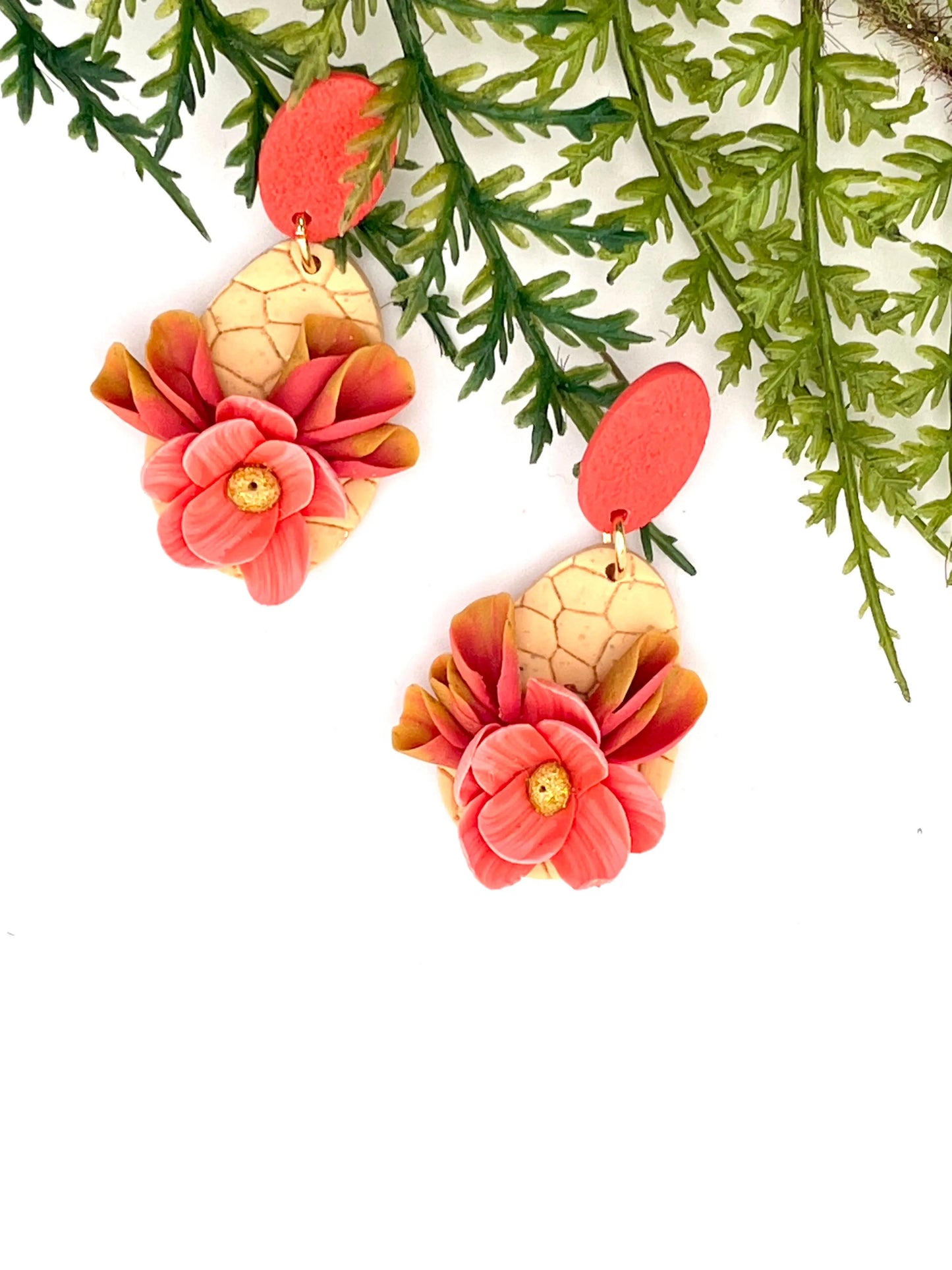 Mini-jardin d’oreilles – Boucles florales sculptées tons rose, doré, corail Pistil Art