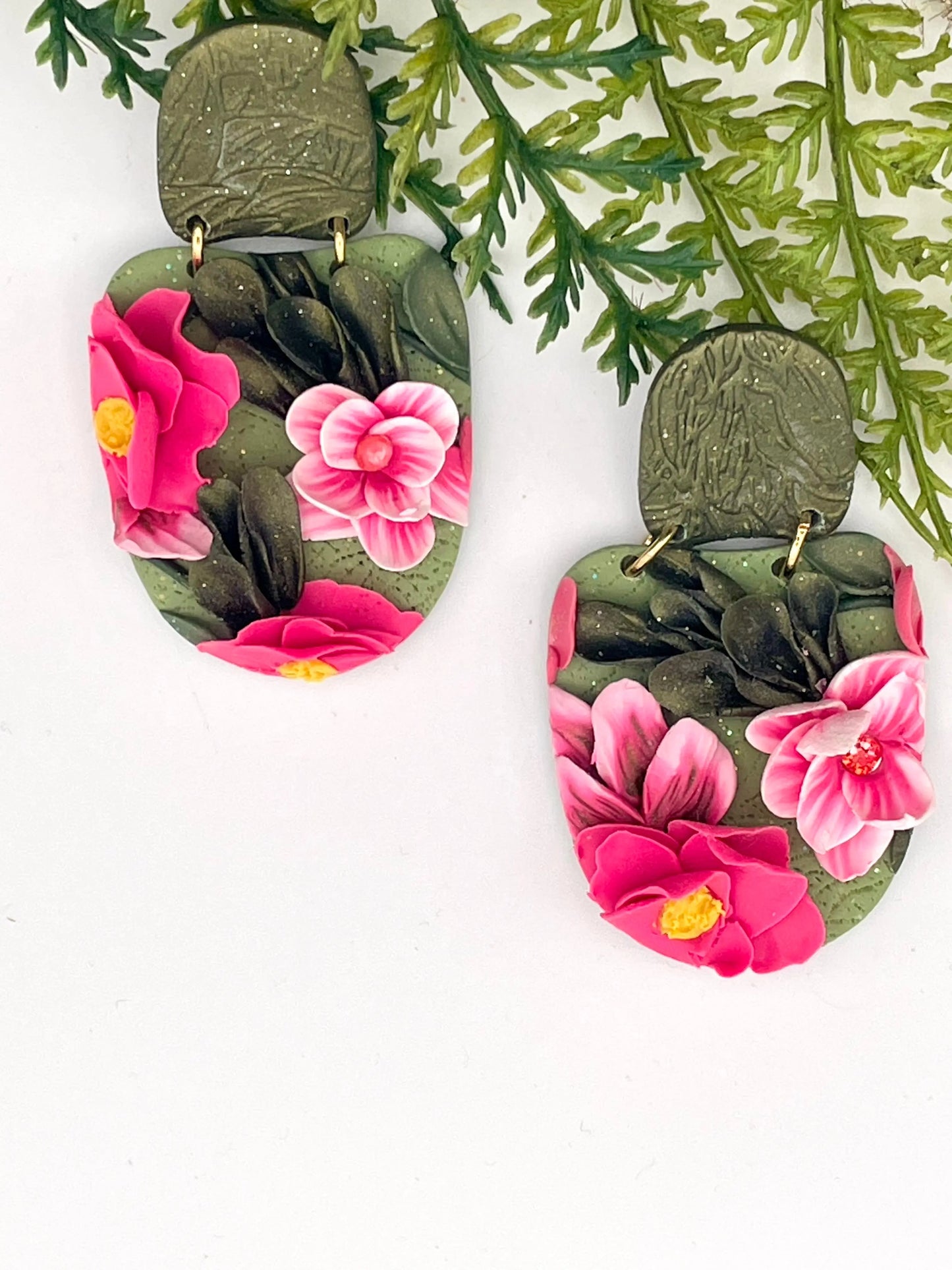 Mini-jardin d’oreilles – Boucles florales sculptées tons vert et rose Pistil Art