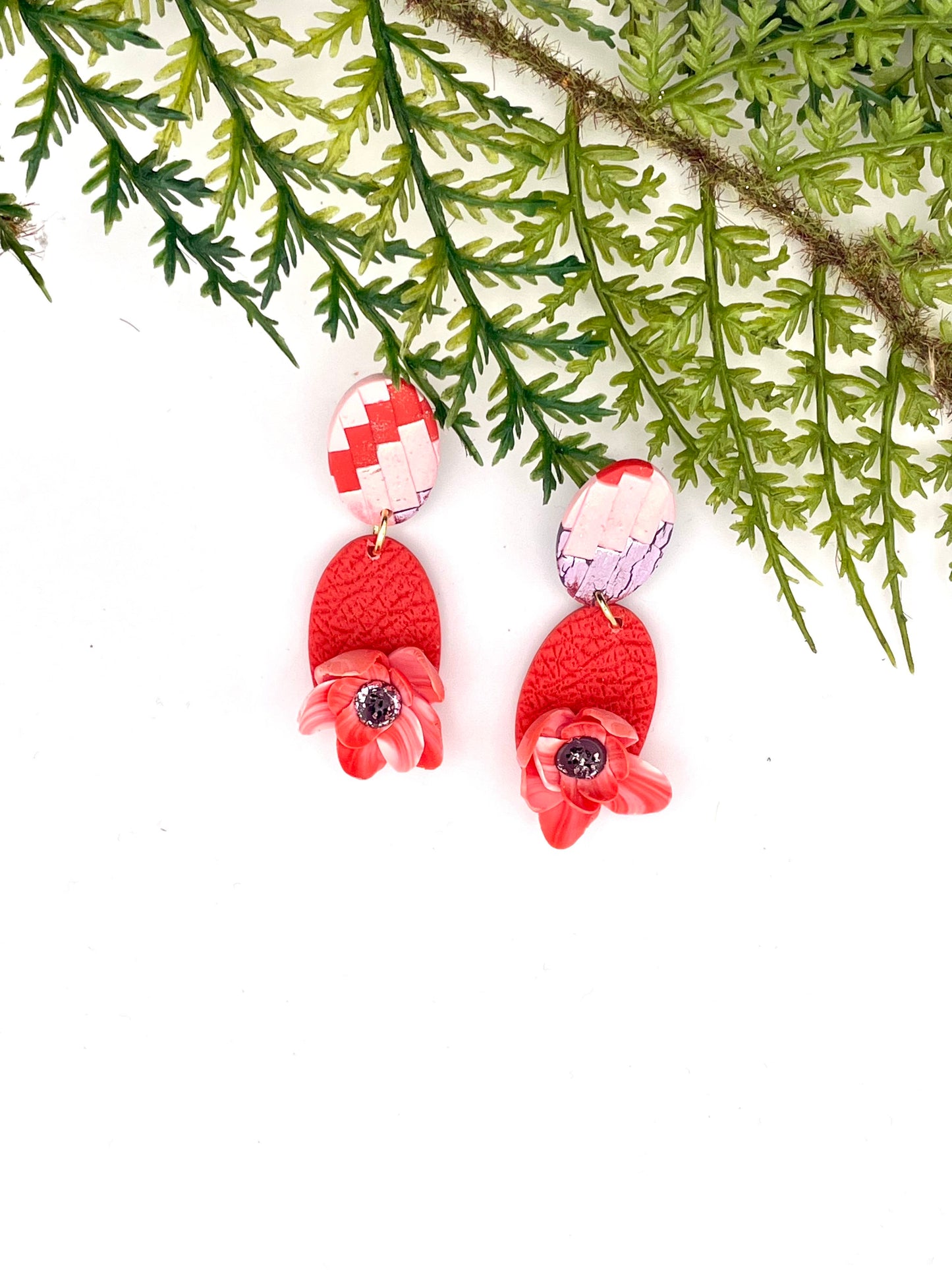 Mini-jardin d’oreilles – Boucles florales sculptées tons rose, corail