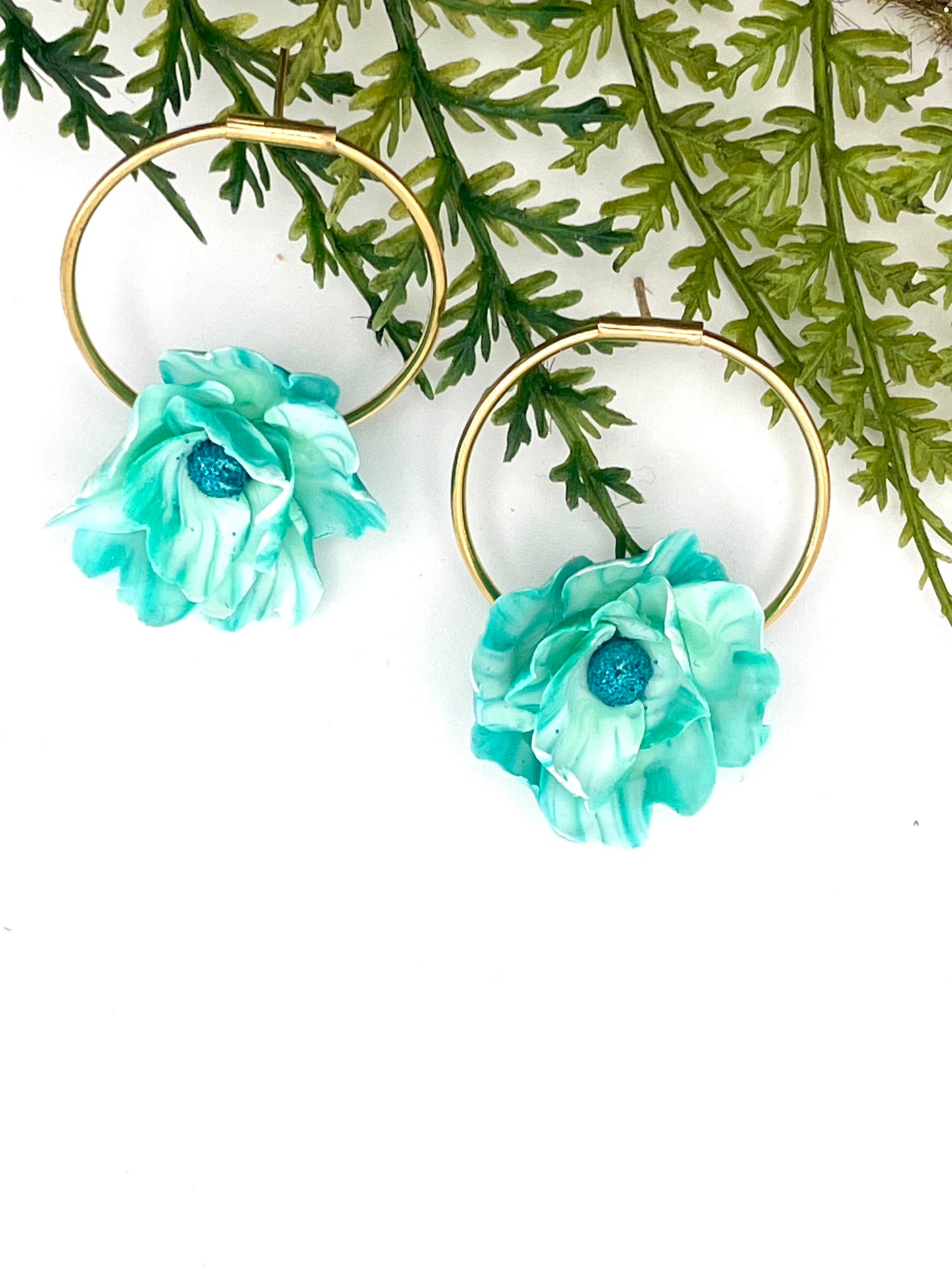 Boucles d’oreilles fleur – Bleu turquoise ; cœur bleu pailleté
