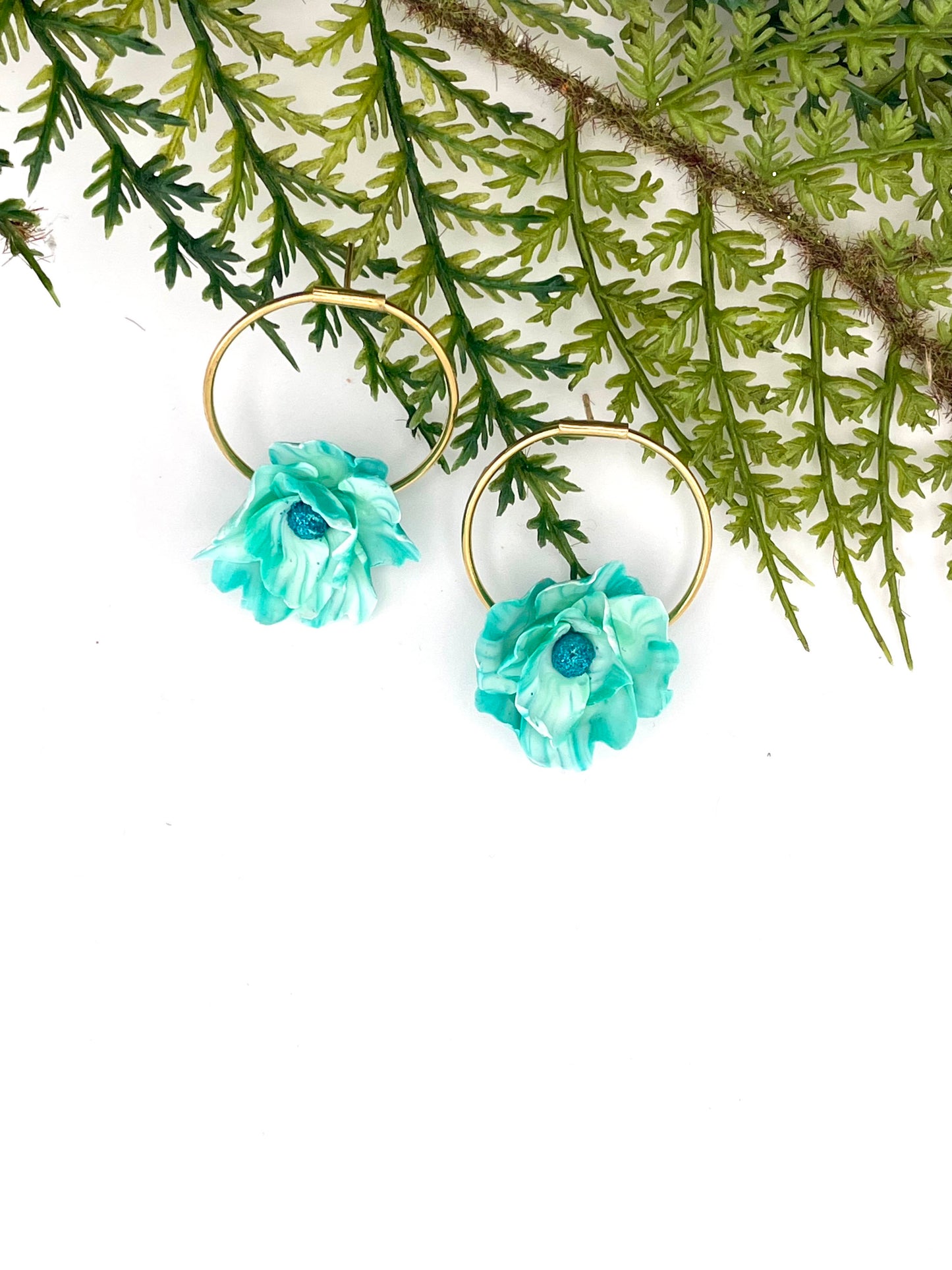 Boucles d’oreilles fleur – Bleu turquoise ; cœur bleu pailleté