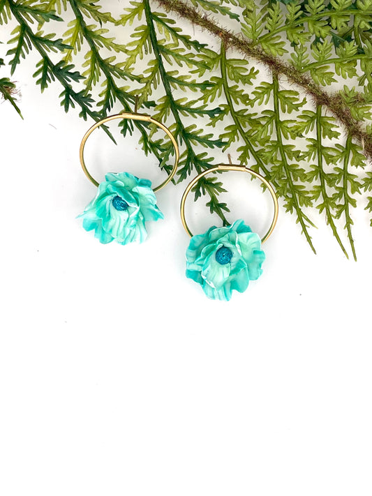 Boucles d’oreilles fleur – Bleu turquoise ; cœur bleu pailleté