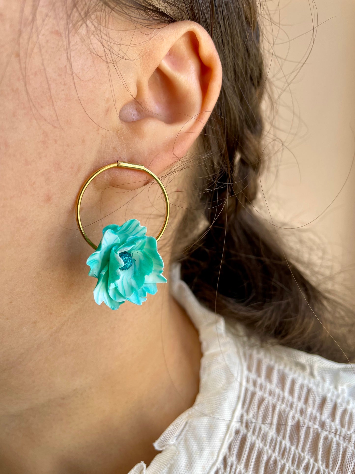 Boucles d’oreilles fleur – Bleu turquoise ; cœur bleu pailleté
