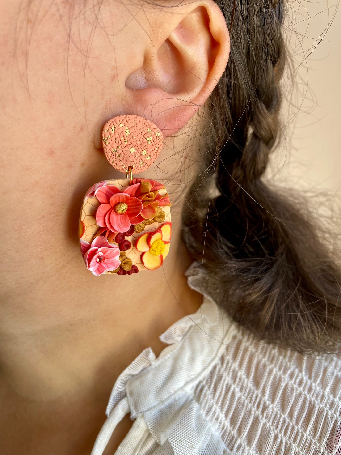 Mini-jardin d’oreilles – Boucles florales sculptées tons rose, doré