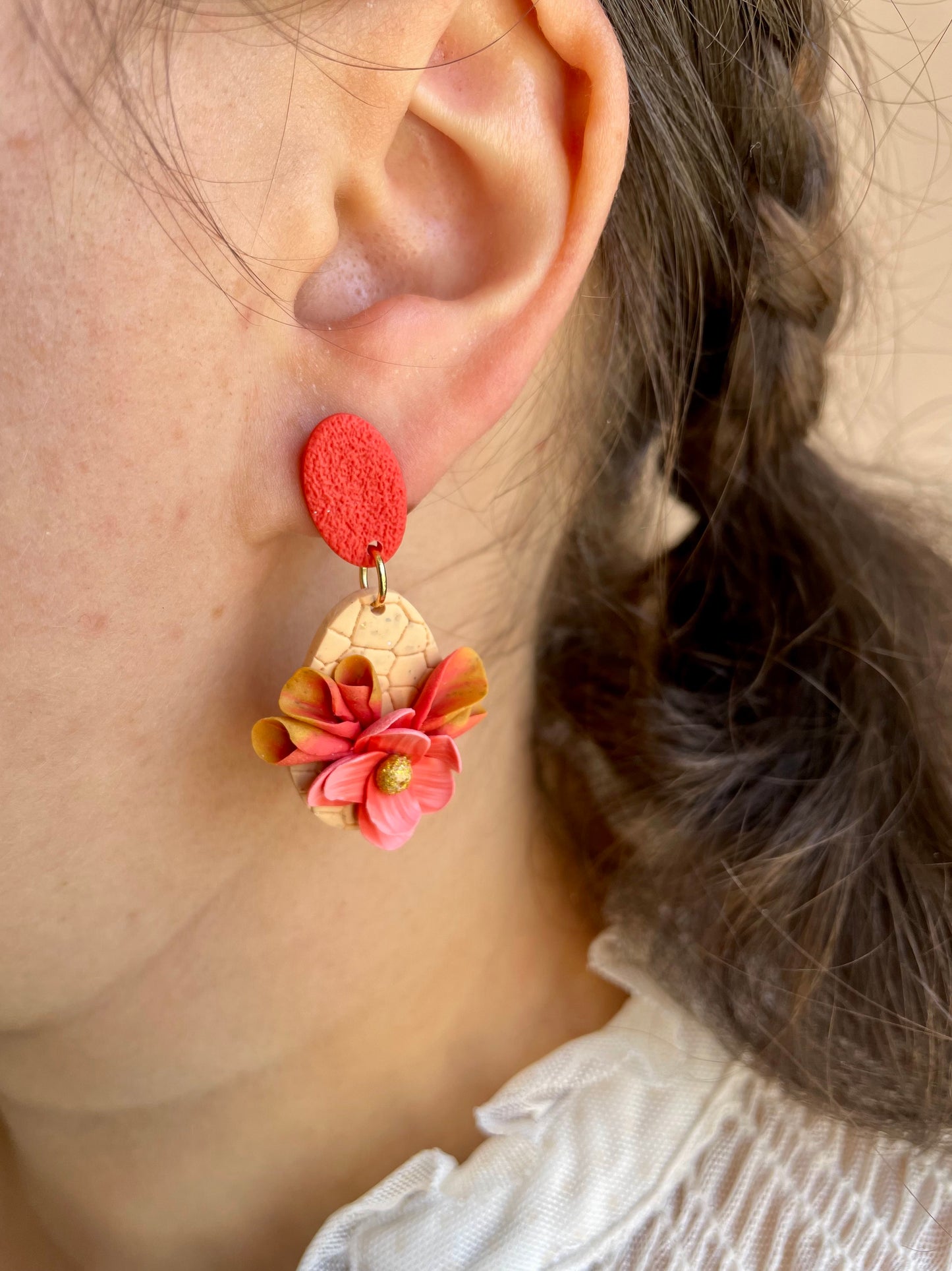 Mini-jardin d’oreilles – Boucles florales sculptées tons rose, doré, corail