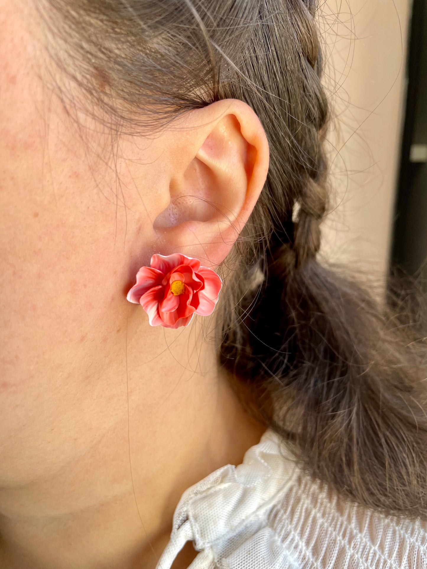 Boucles d’oreilles fleur – Corail & cœur jaune