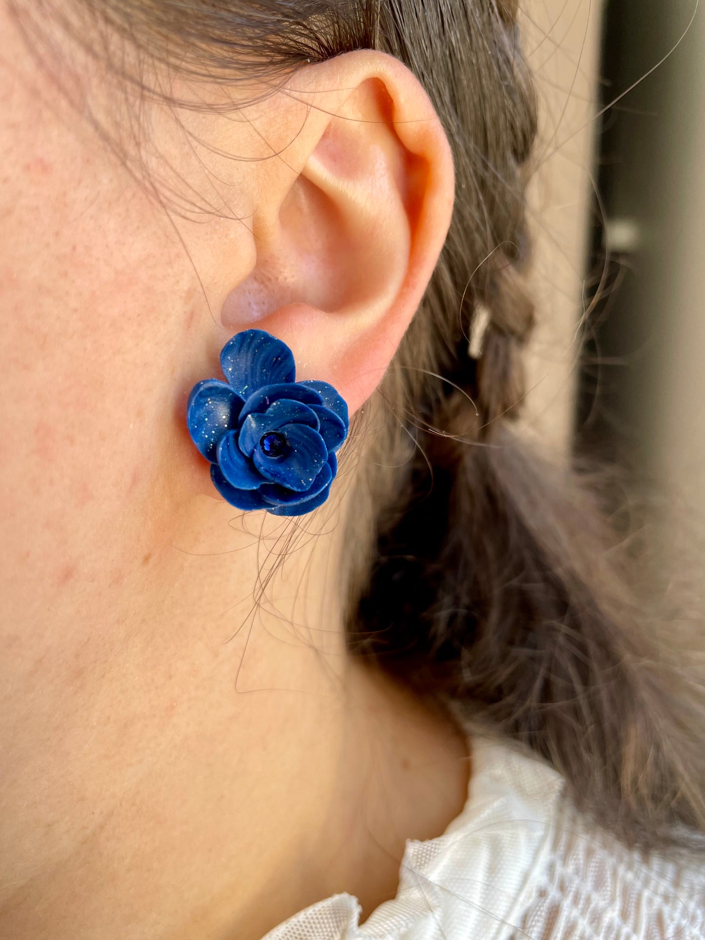 Boucles d’oreilles fleur – Bleues & cœur en strass bleu