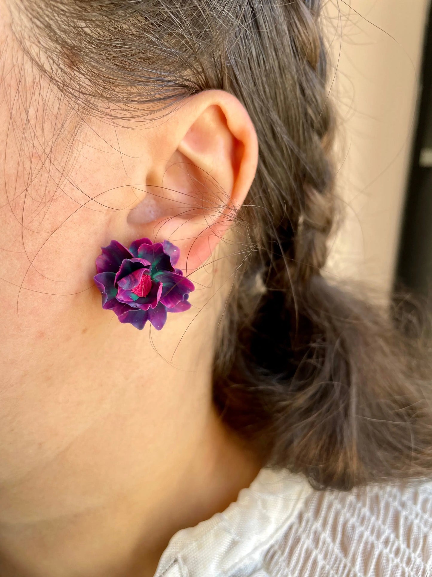 Boucles d’oreilles fleur – Violet & cœur rose Pistil Art