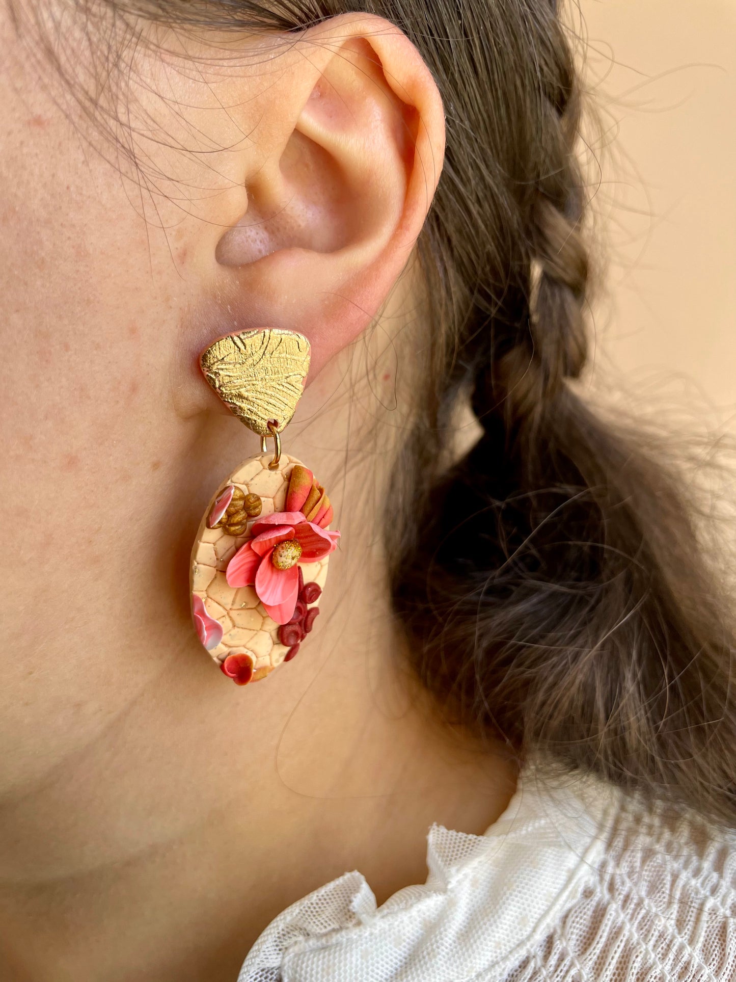 Mini-jardin d’oreilles – Boucles florales sculptées tons rose, doré, prune