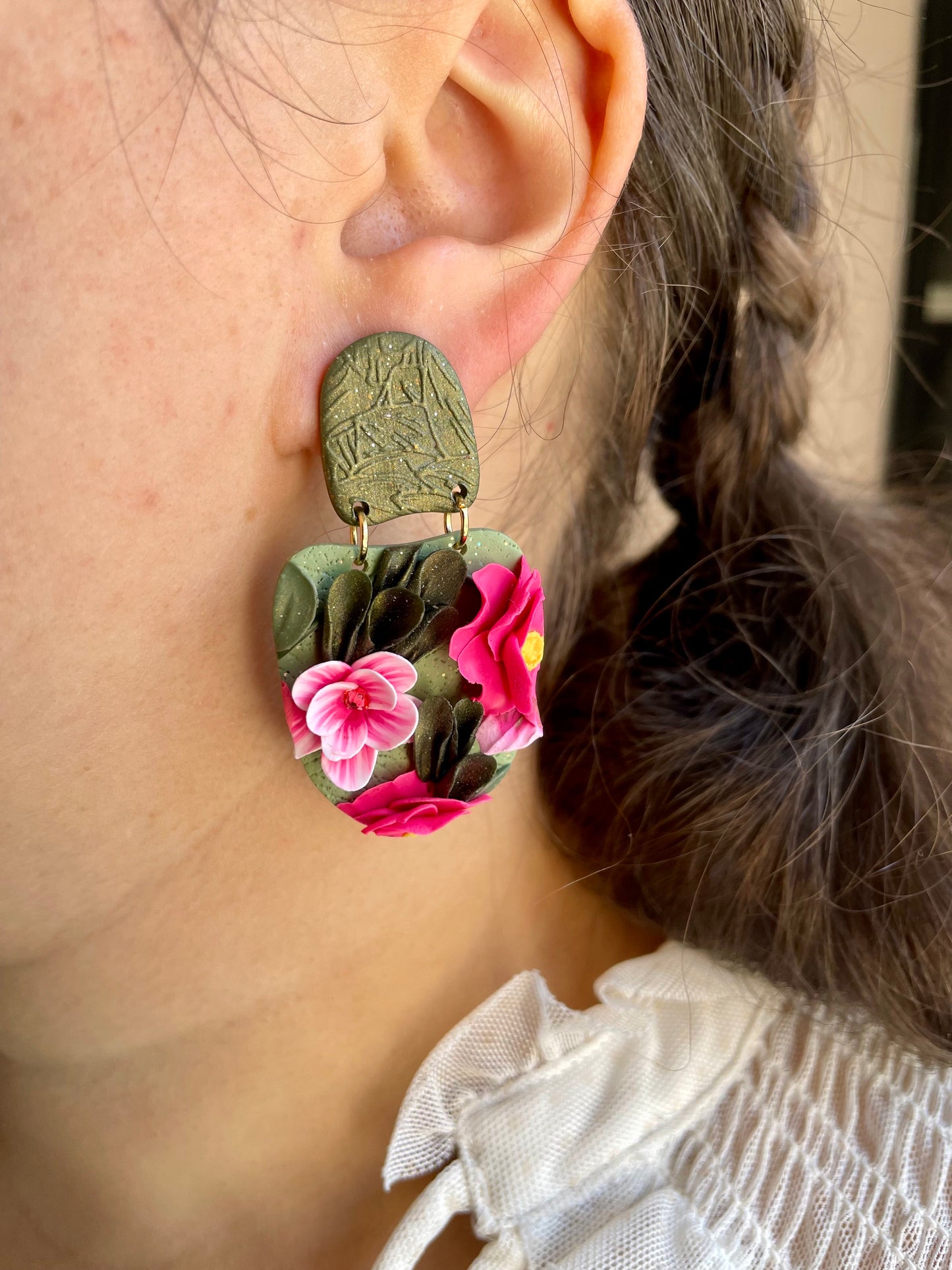 Mini-jardin d’oreilles – Boucles florales sculptées tons vert et rose