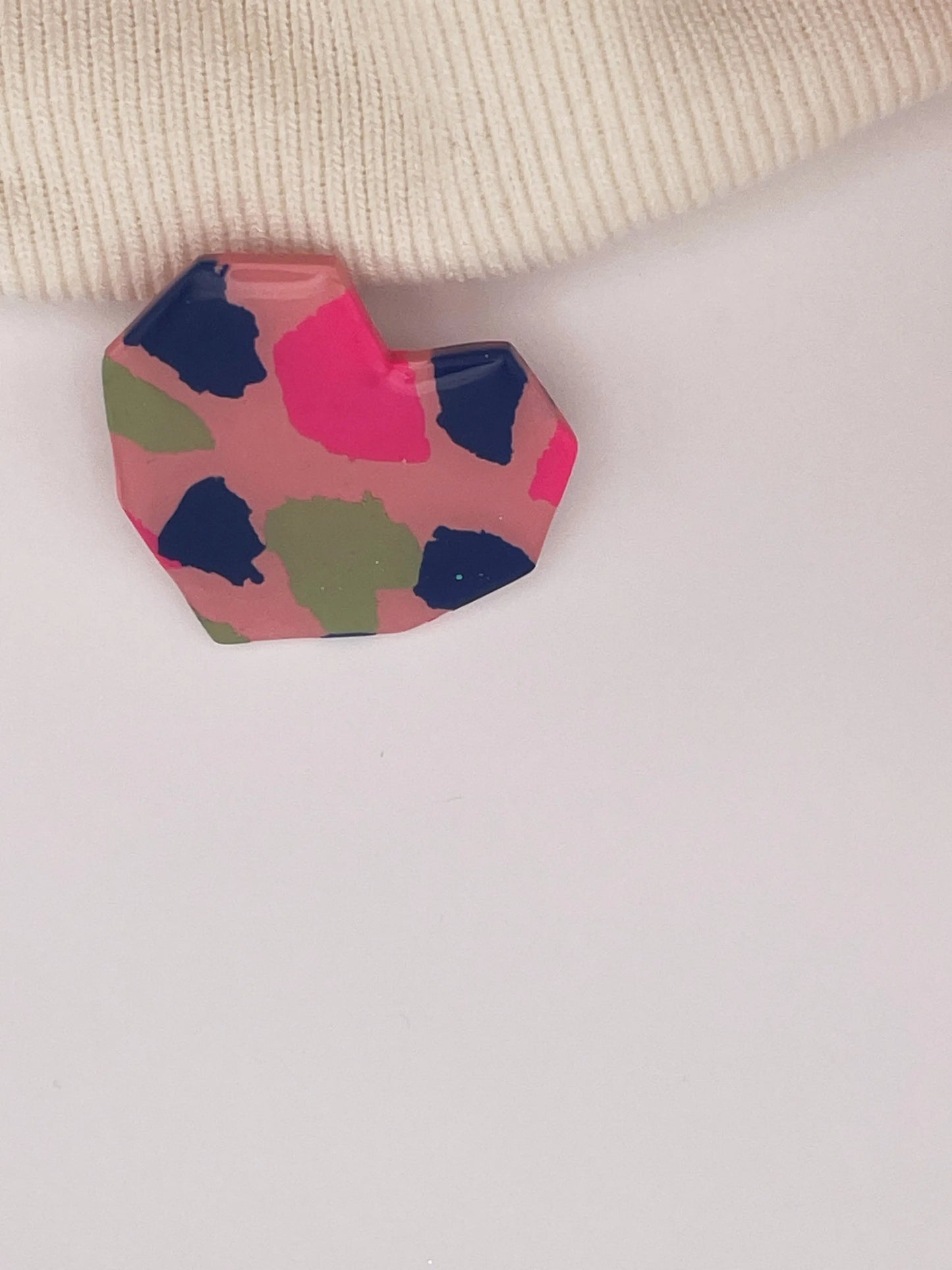 Pin's Désir Captivant – Éclat et légèreté dans un tourbillon de couleurs Pistil Art