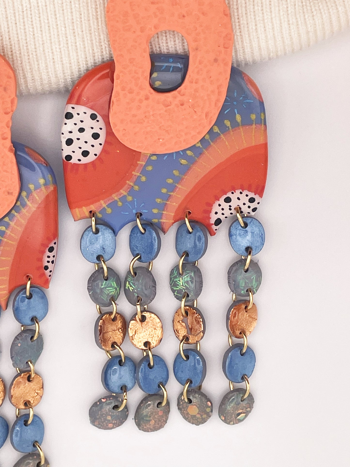 Boucles d'oreilles "Désir Inaccessible – Originalité et Éclat Coloré