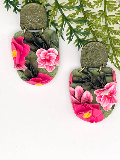 Mini-jardin d’oreilles – Boucles florales sculptées tons vert et rose Pistil Art