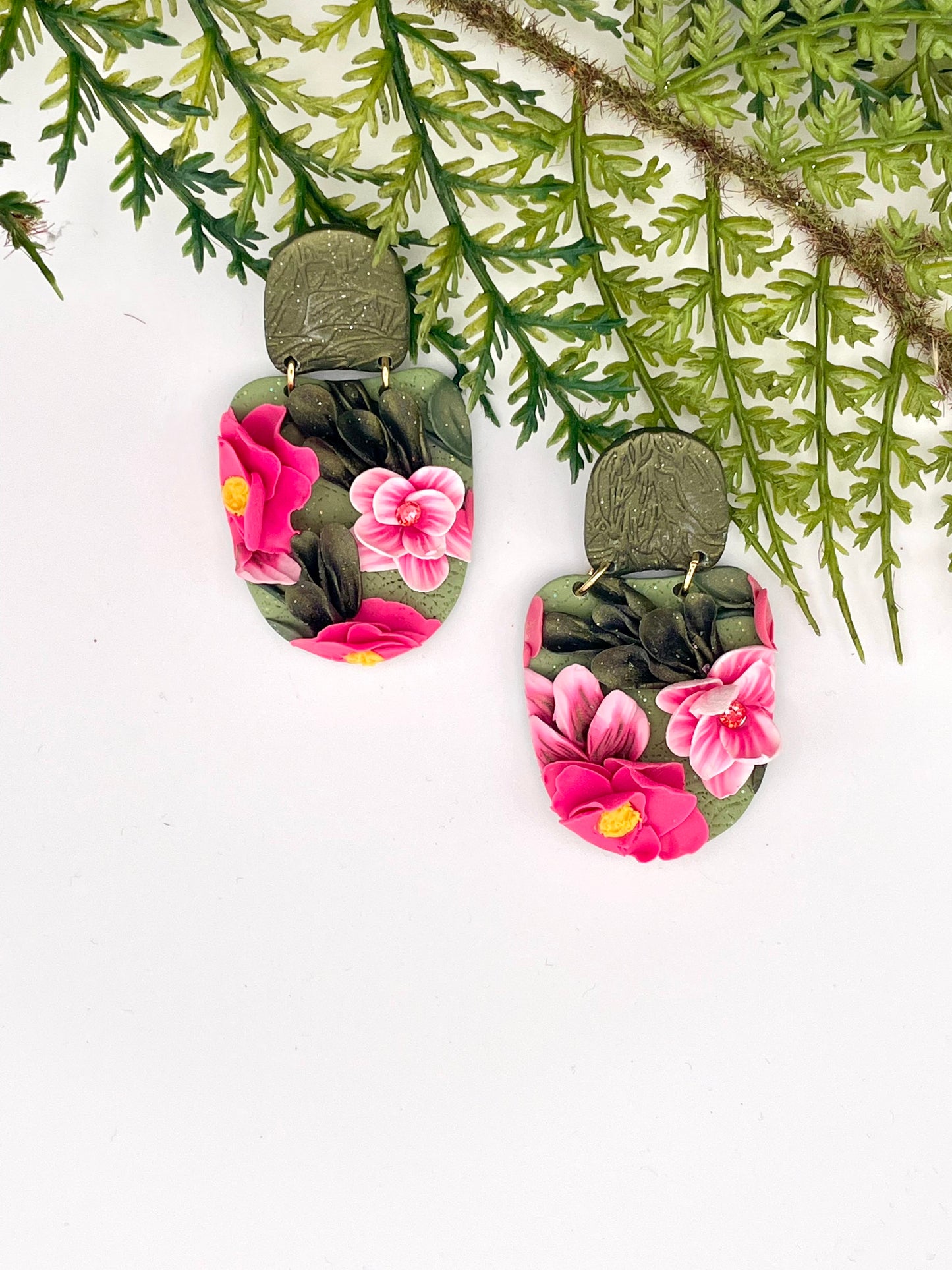 Mini-jardin d’oreilles – Boucles florales sculptées tons vert et rose
