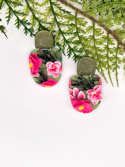 Mini-jardin d’oreilles – Boucles florales sculptées tons vert et rose Pistil Art
