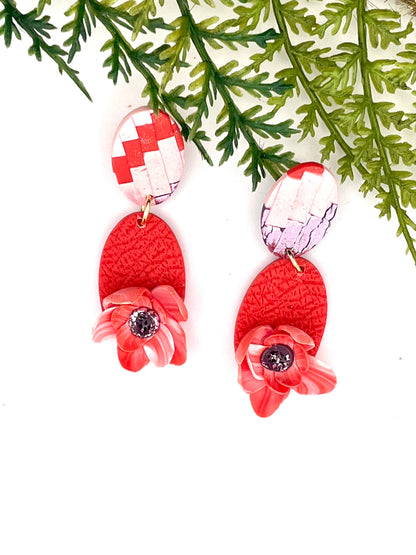 Mini-jardin d’oreilles – Boucles florales sculptées tons rose, corail