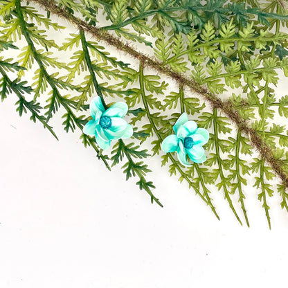 Boucles d’oreilles fleur – bleu turquoise ; cœur bleu pailleté