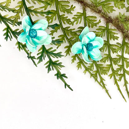 Boucles d’oreilles fleur – bleu turquoise ; cœur bleu pailleté