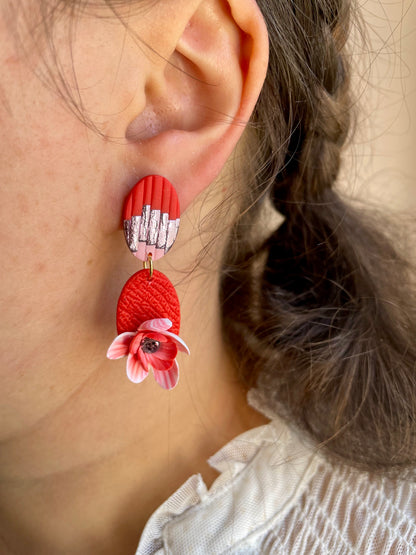 Mini-jardin d’oreilles – Boucles florales sculptées tons rose, corail