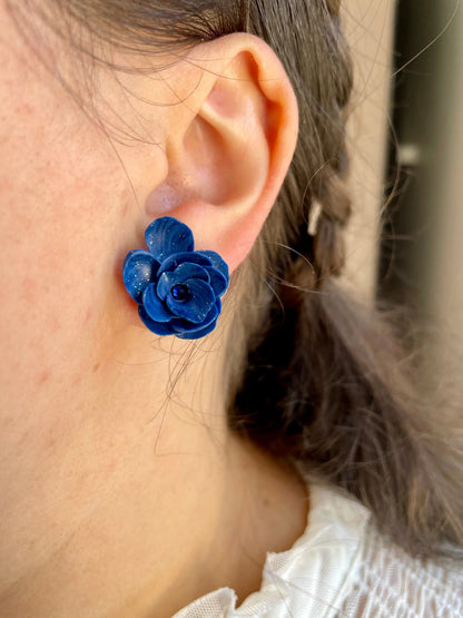Boucles d’oreilles fleur – Bleues & cœur en strass bleu Pistil Art