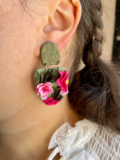 Mini-jardin d’oreilles – Boucles florales sculptées tons vert et rose Pistil Art