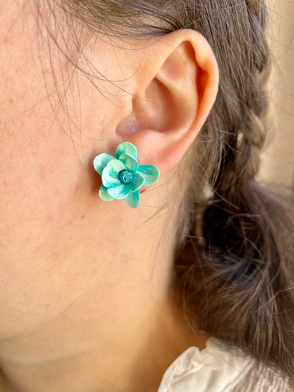 Boucles d’oreilles fleur – bleu turquoise ; cœur bleu pailleté