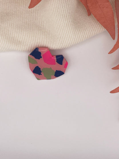 Pin's Désir Captivant – Éclat et légèreté dans un tourbillon de couleurs