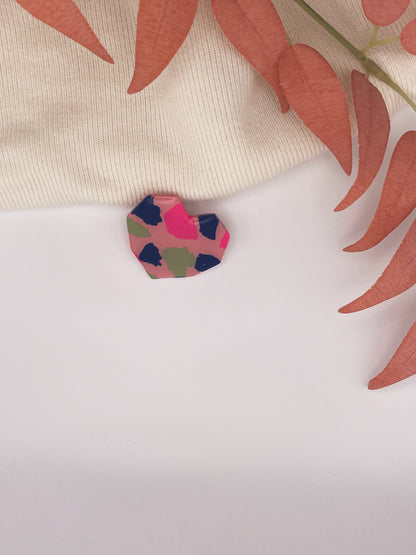 Pin's Désir Captivant – Éclat et légèreté dans un tourbillon de couleurs